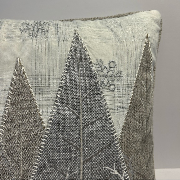 Secret Celebrity Embroidered Glitter Throw Pillow 18x18” Christmas Snow ThemeEUC - Picture 4 of 10